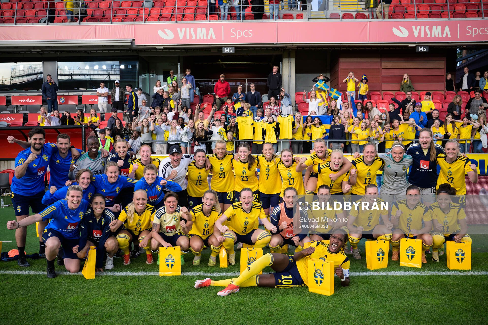 Players and staff of Sweden celebrates
