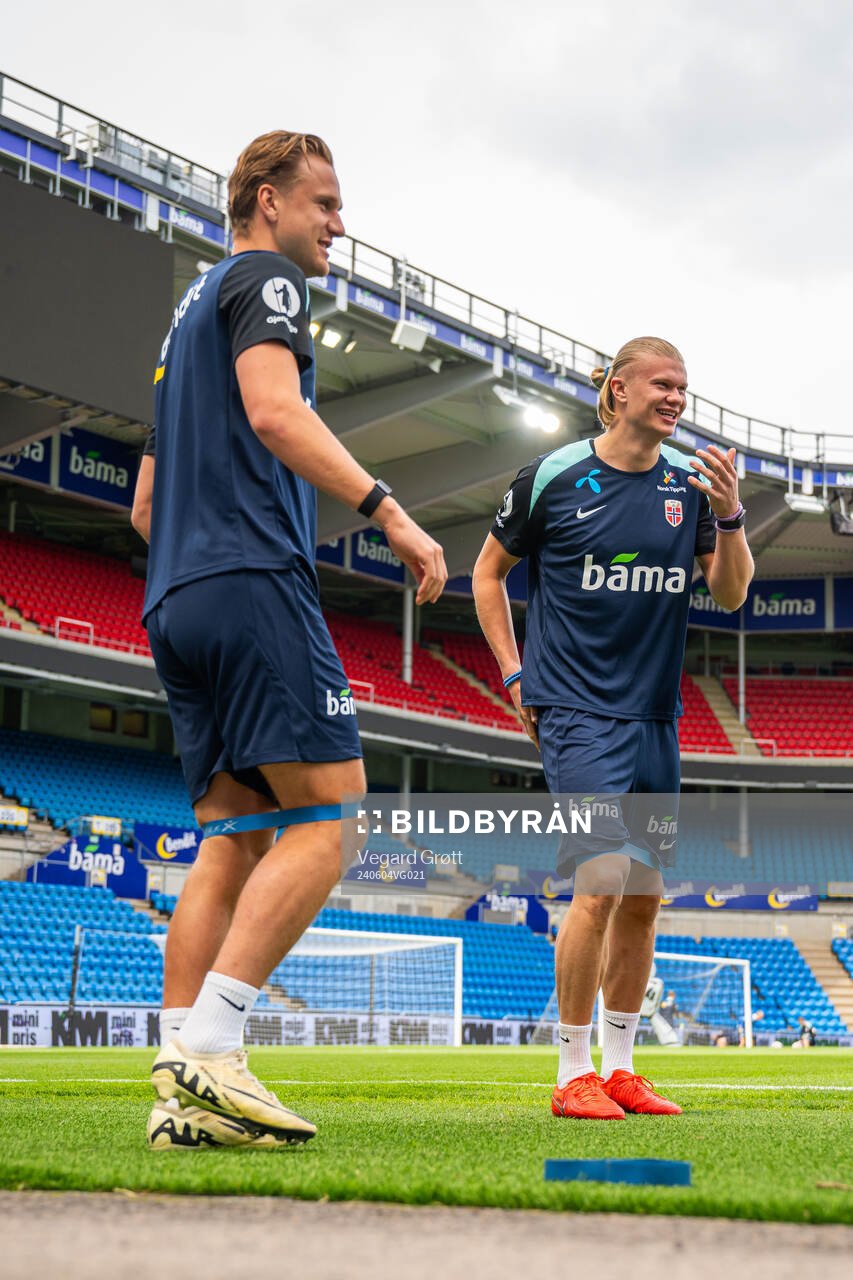 Erik Botheim and Erling Braut Haaland of the Norwegian