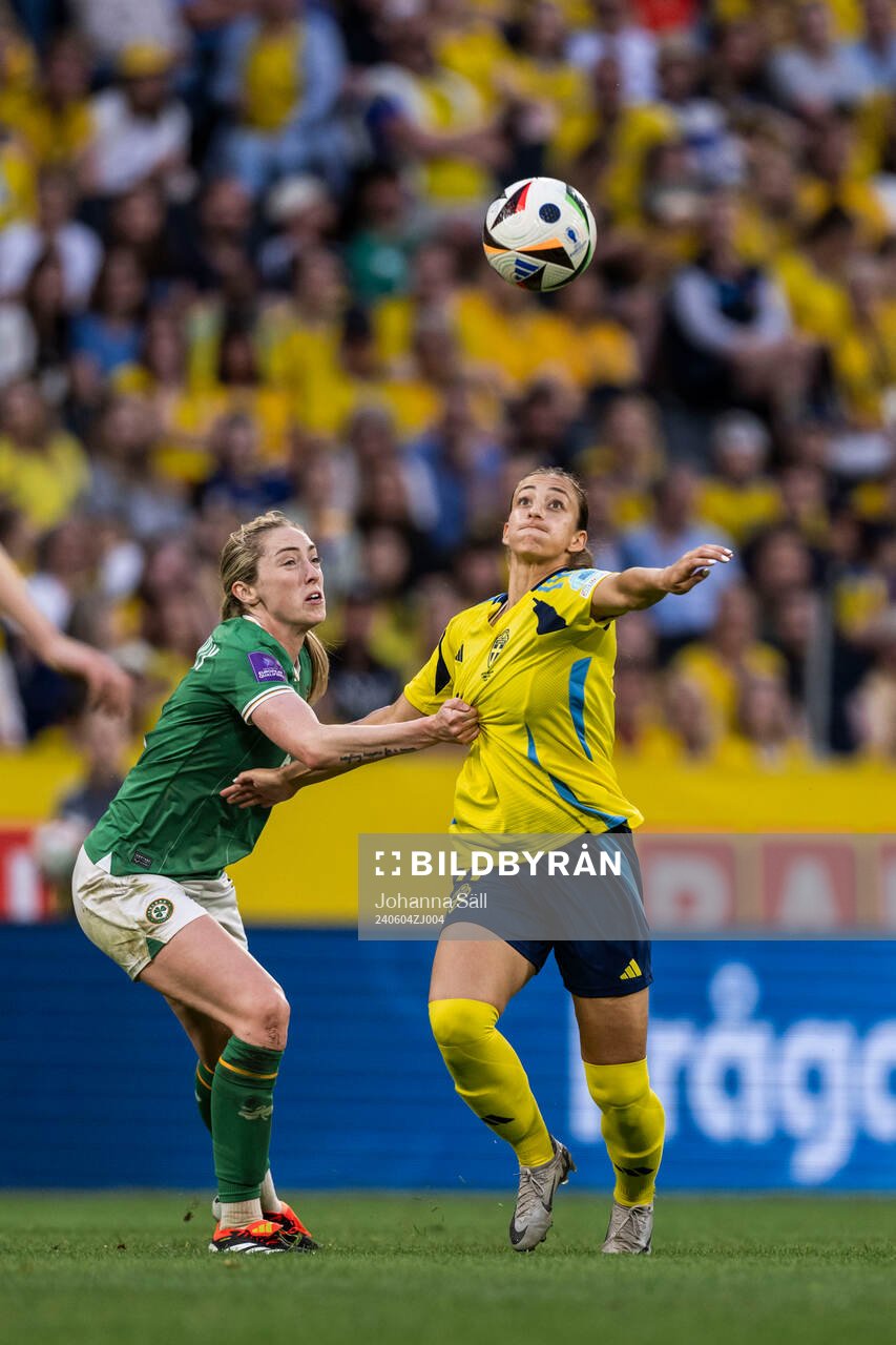 Megan Connolly of Republic of Ireland and Rosa Kafaji of