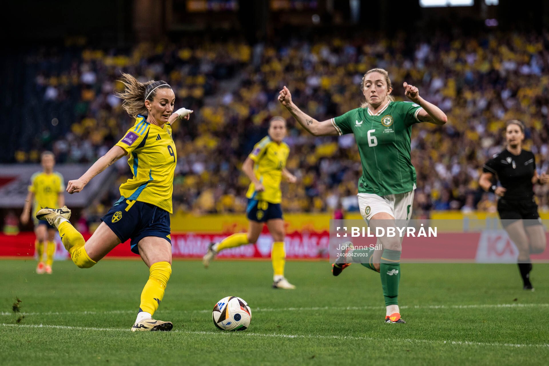Kosovare Asllani of Sweden and Megan Connolly of Republic