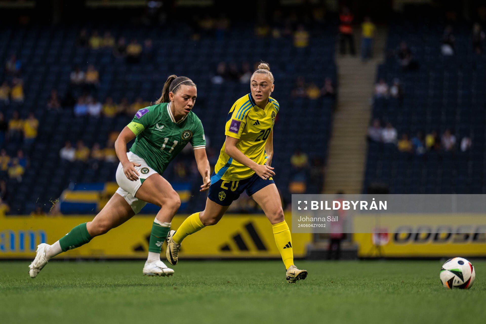 Katie McCabe of Republic of Ireland and Hanna Bennison of