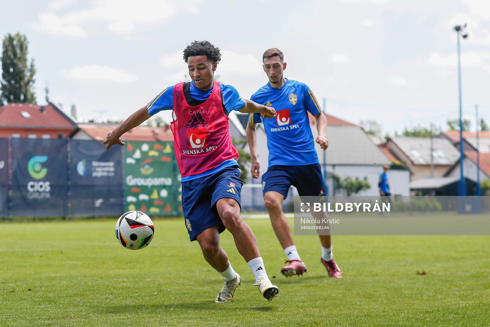 Momodou Sonko and Jonas Jakob Rouhi of the Swedish under-21