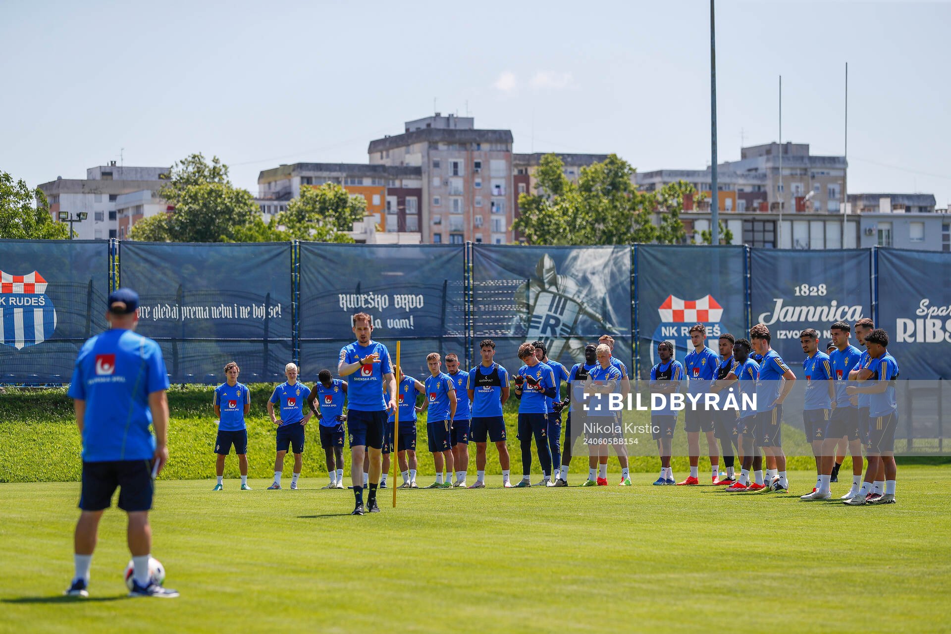 Head coach Daniel Bäckström and players of the Swedish