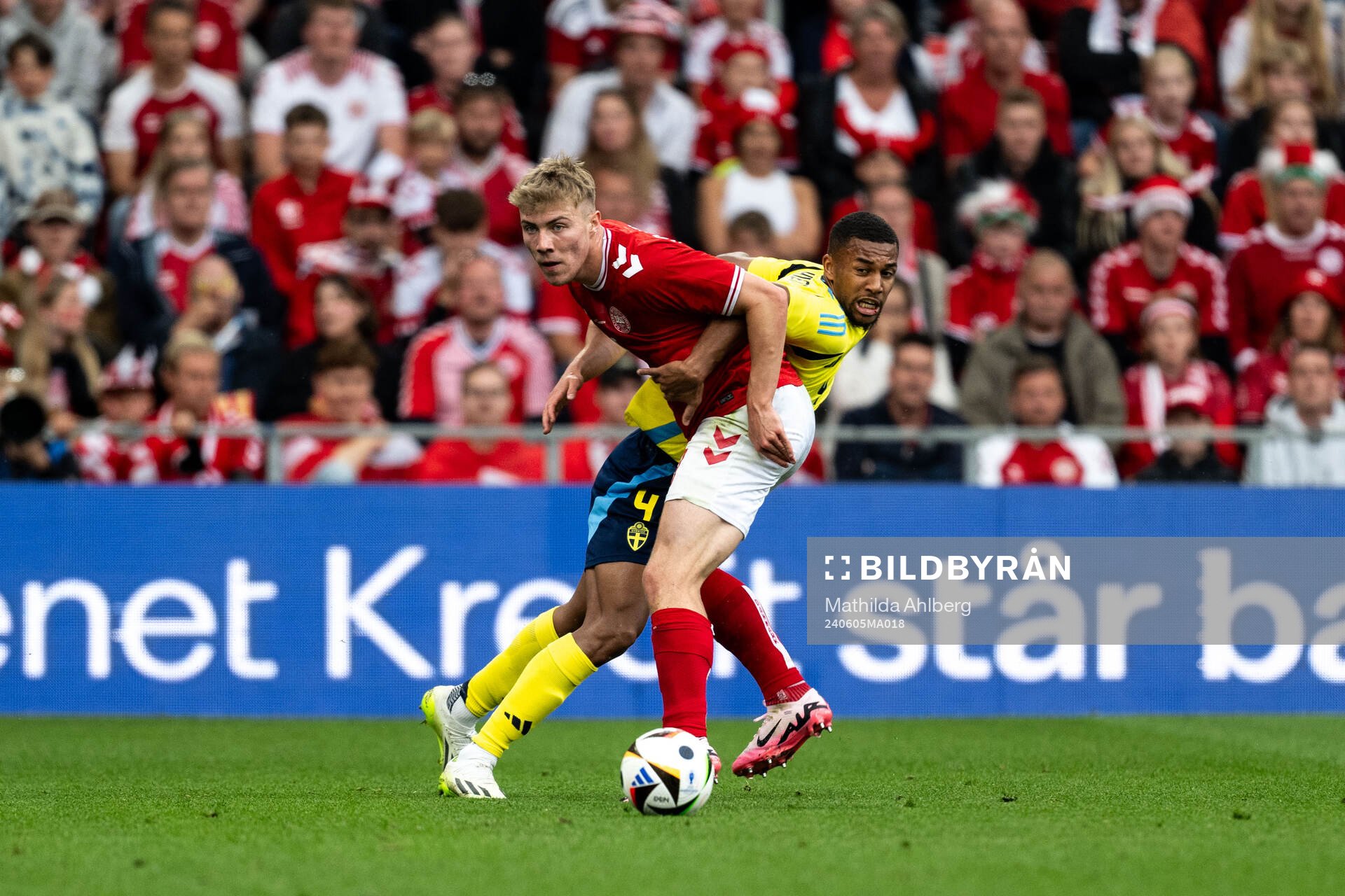 Isak Hien of Sweden and Rasmus Højlund of Denmark