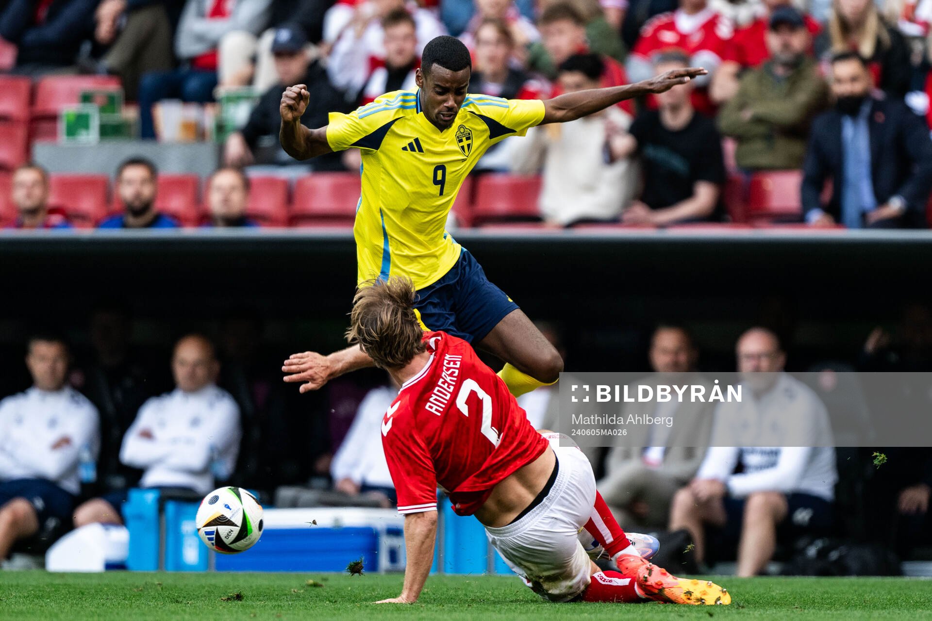 Alexander Isak of Sweden and Joachim Andersen of Denmark
