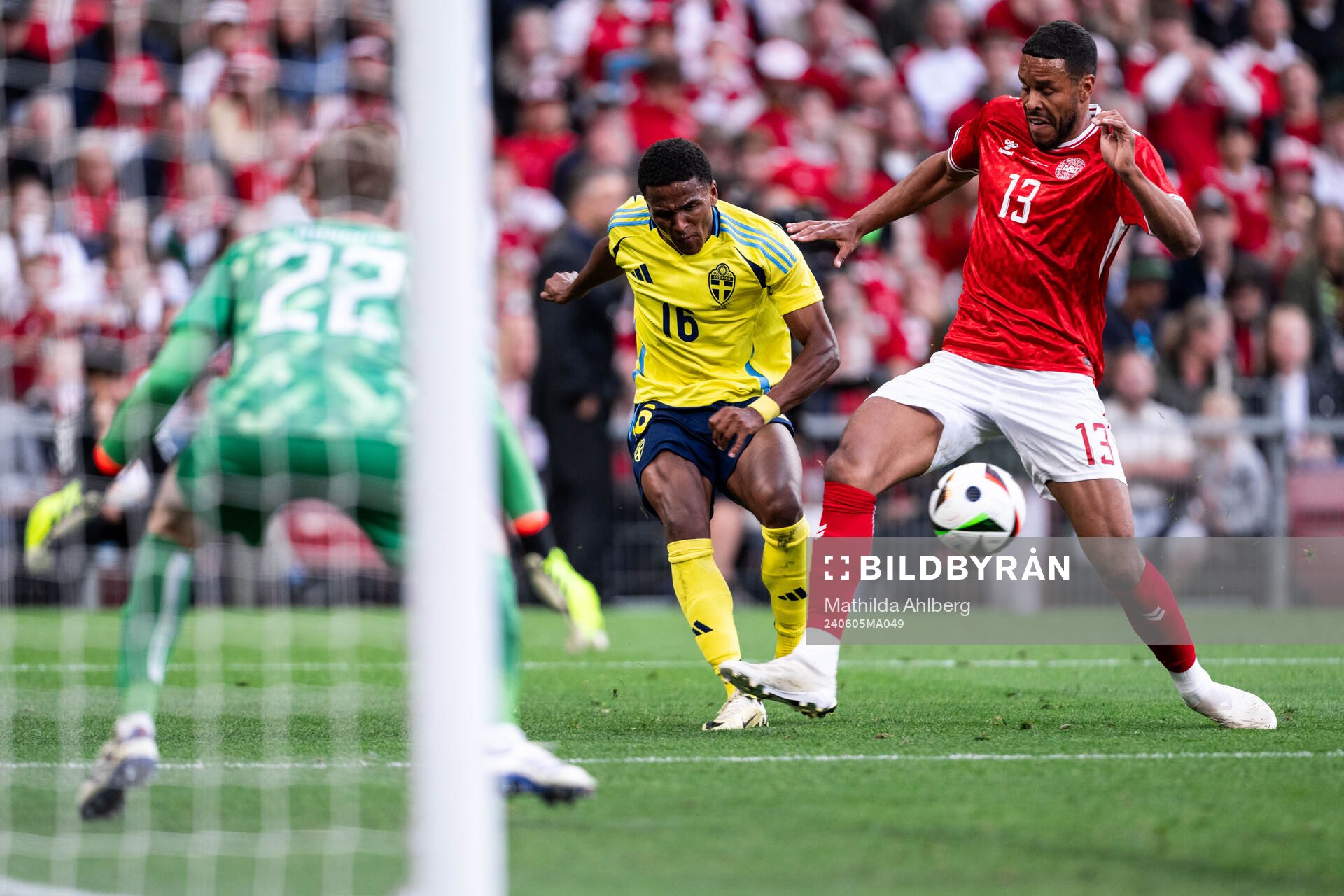 Niclas Eliasson of Sweden and Mathias Jørgensen of Denmark
