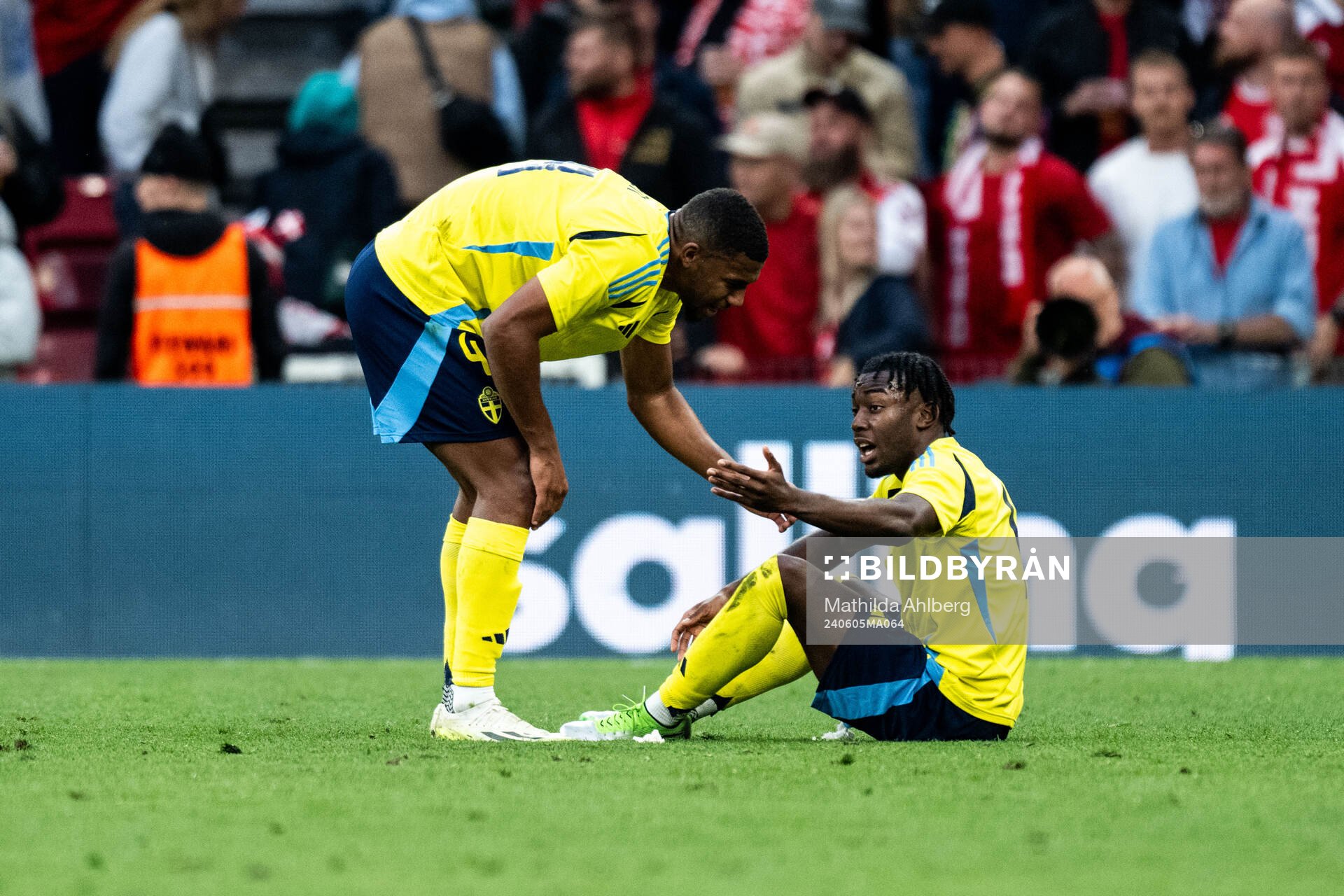 Isak Hien and Anthony Elanga of Sweden look dejected