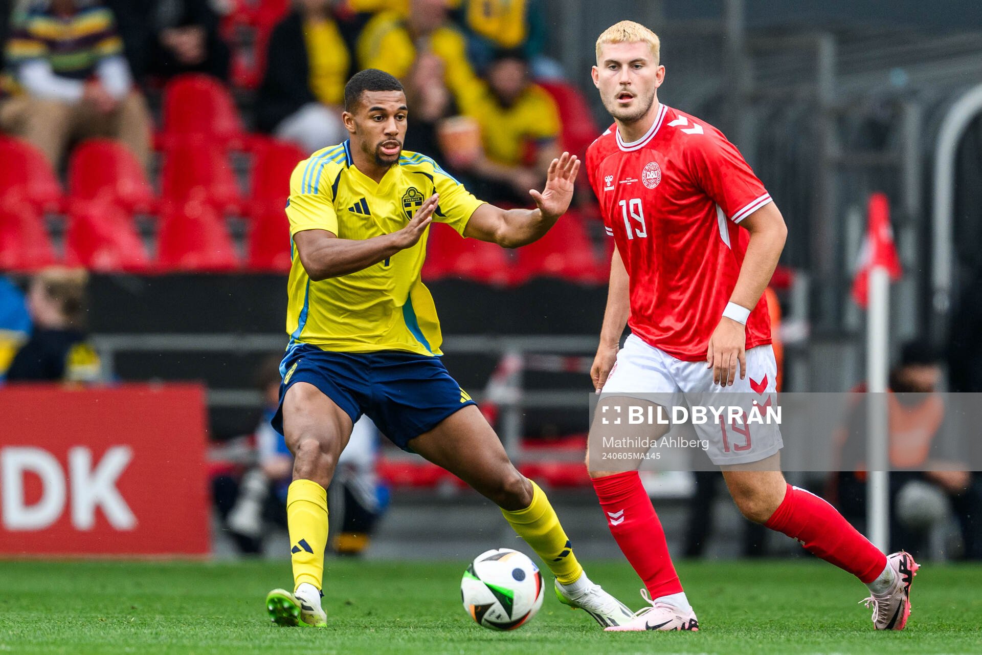 Isak Hien of Sweden and Jonas Wind of Denmark