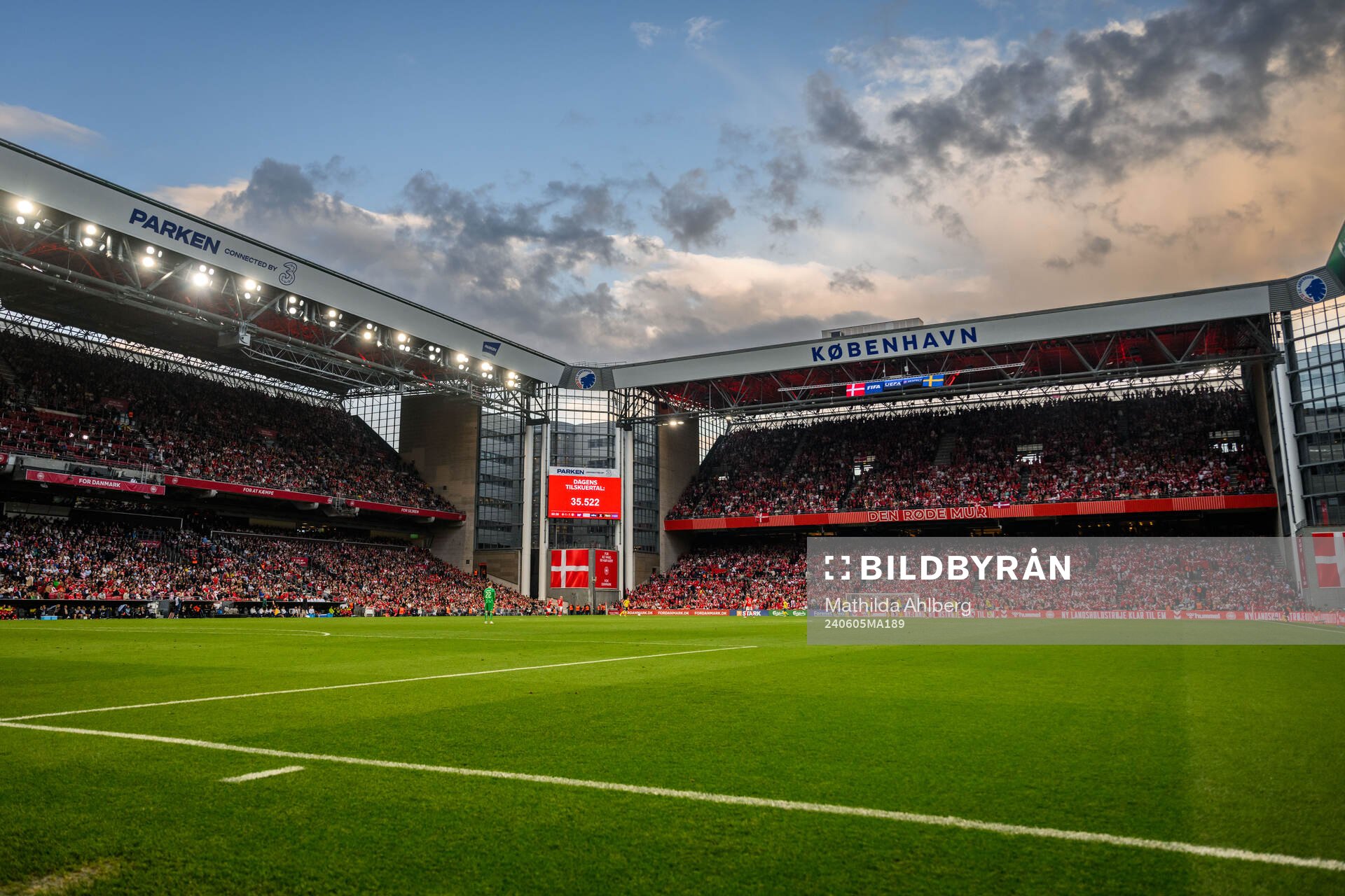 The number of 35522 spectators is shown