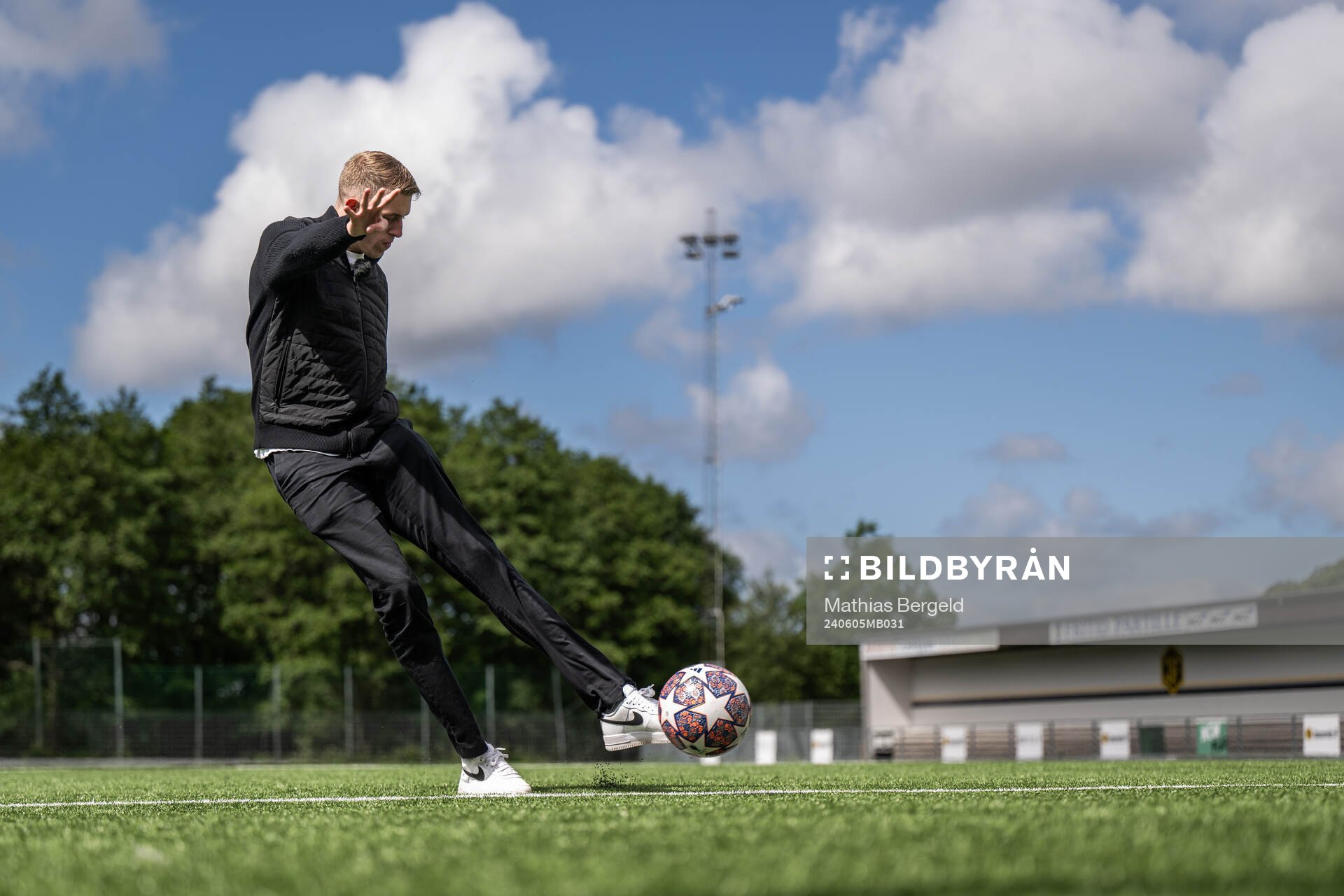 Holstein Kiels Alexander Bernhardsson skjuter