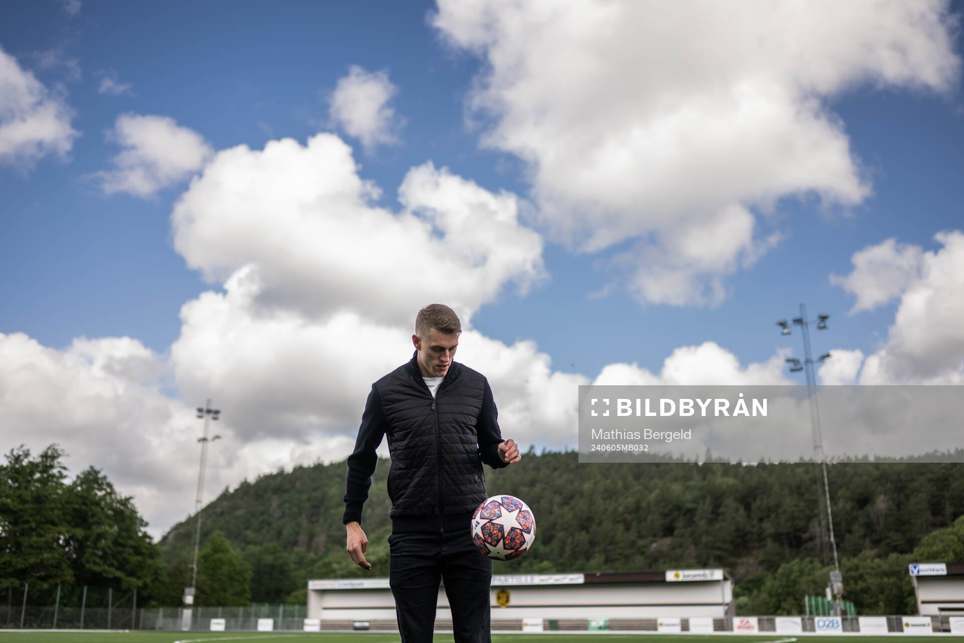 Holstein Kiels Alexander Bernhardsson trixar med en fotboll