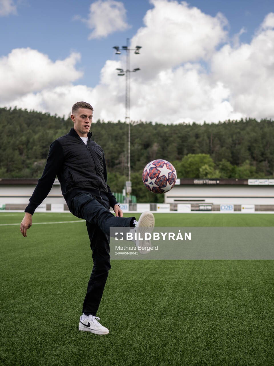 Holstein Kiels Alexander Bernhardsson trixar med en fotboll