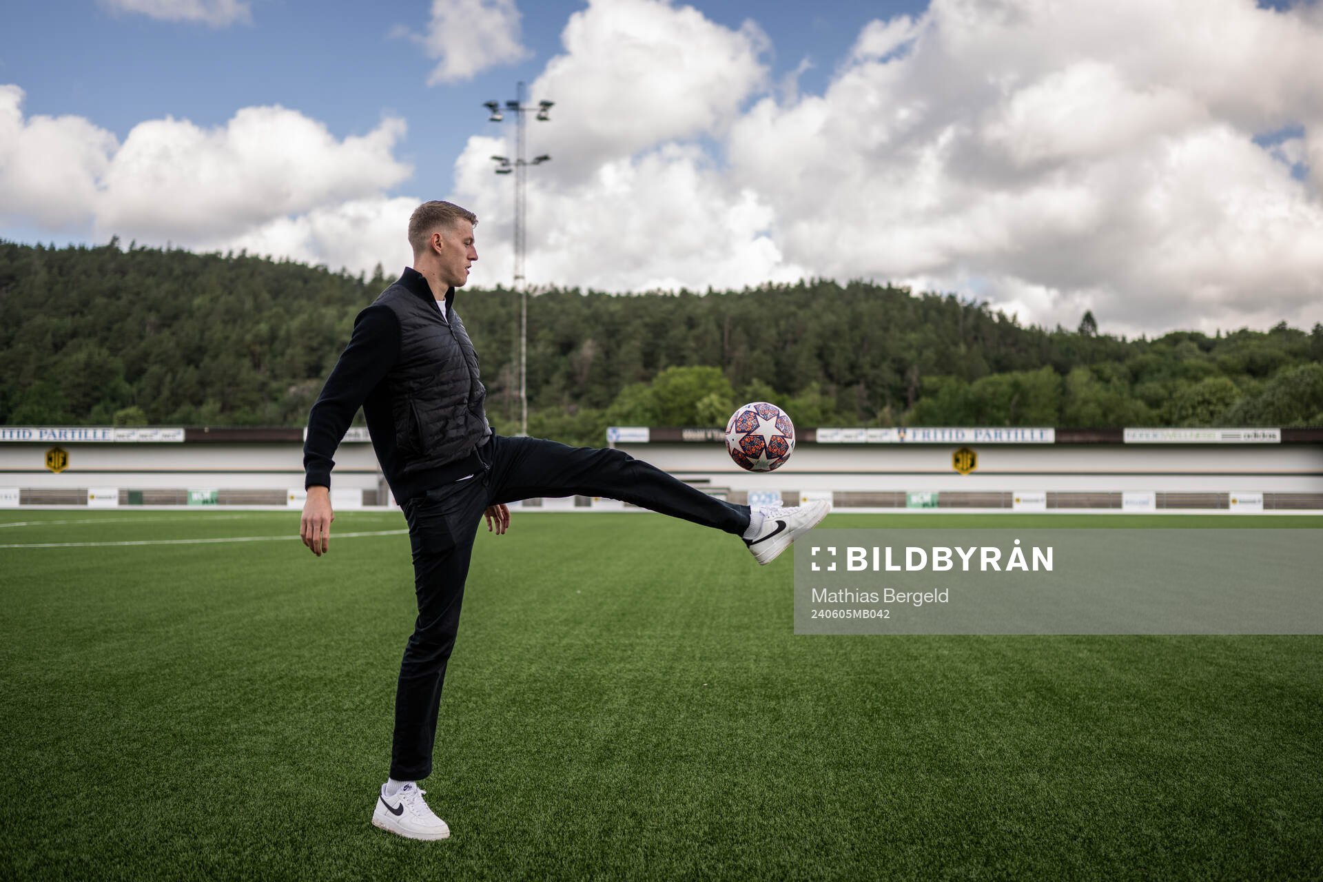 Holstein Kiels Alexander Bernhardsson trixar med en fotboll