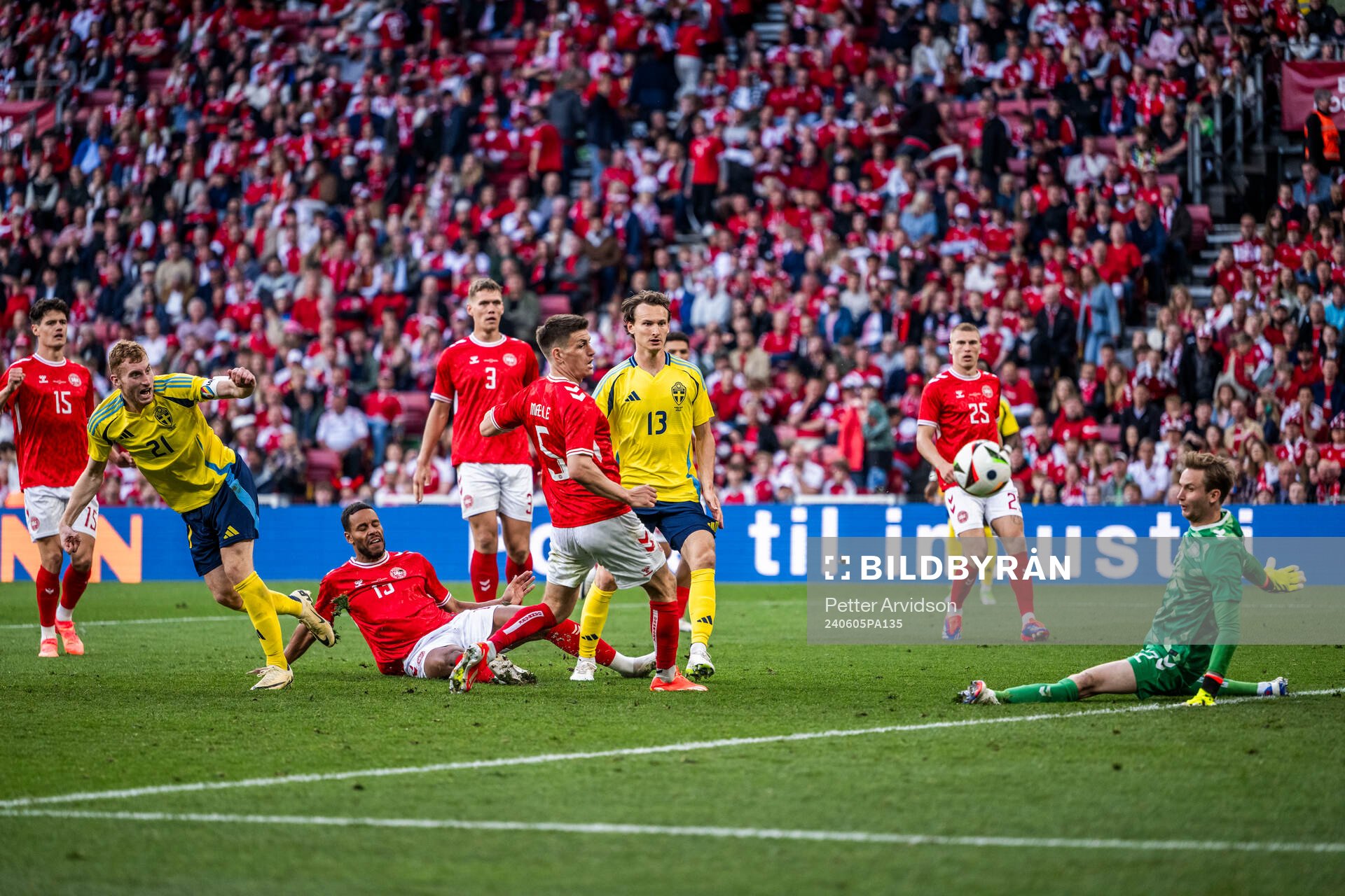 Dejan Kulusevski and Hjalmar Ekdal of Sweden against