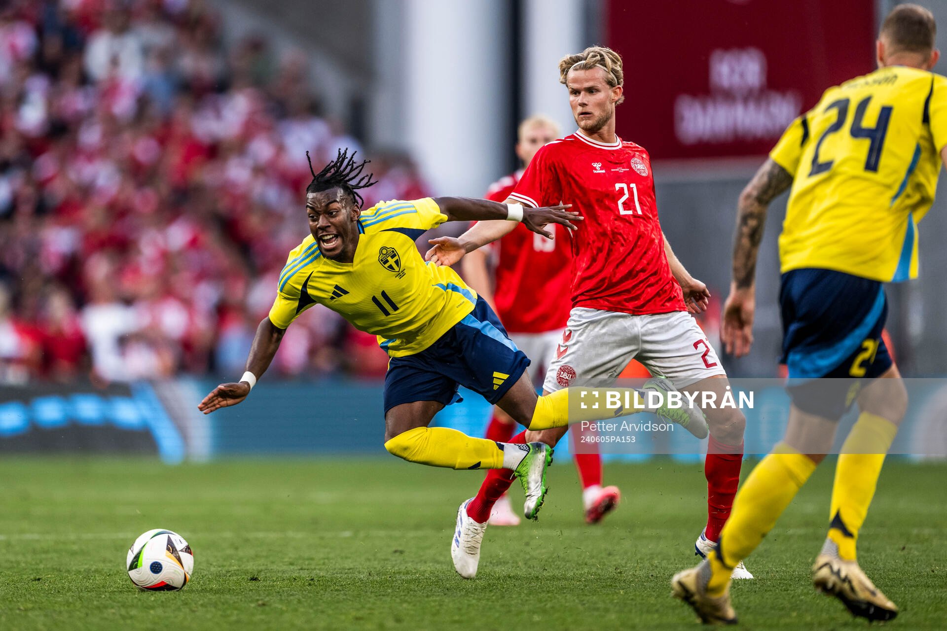 Anthony Elanga of Sweden and Morten Hjulmand of Denmark