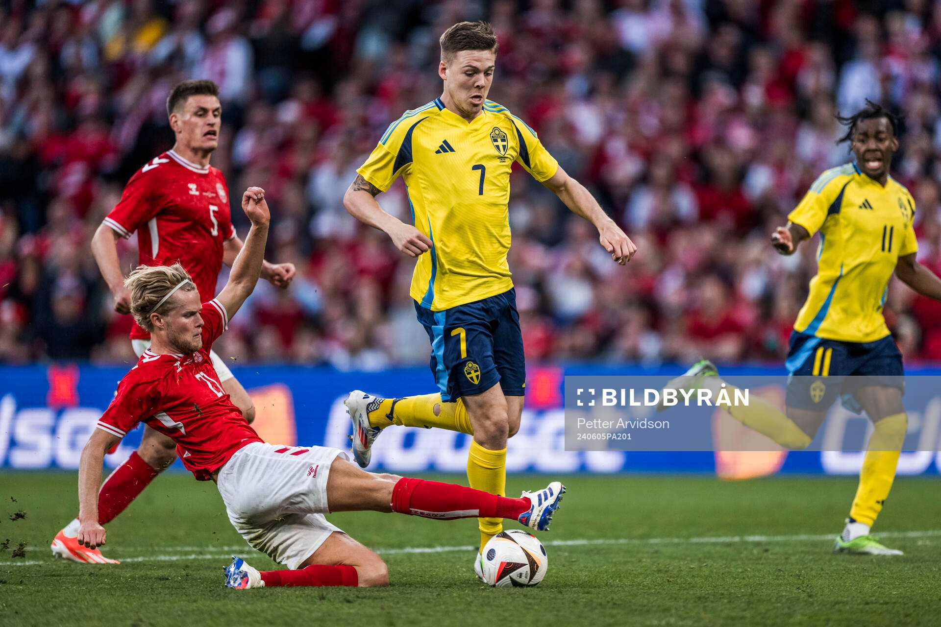 Morten Hjulmand of Denmark and Emil Holm of Sweden