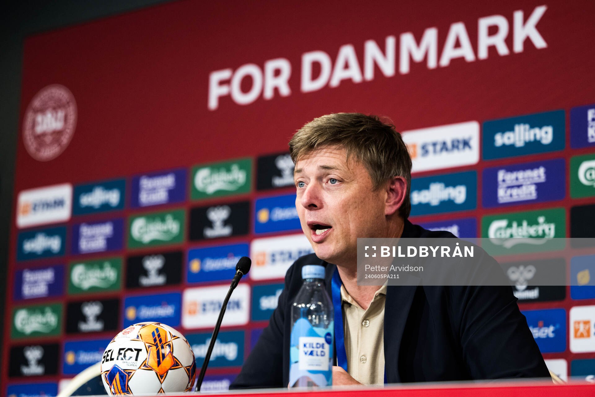 Head coach Jon Dahl Tomasson of Sweden