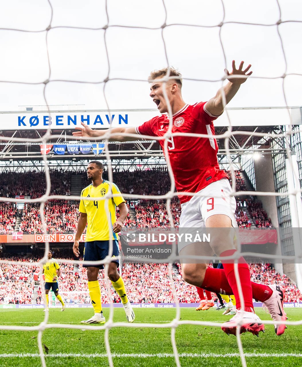 Rasmus Højlund of Denmark celebrate the 1-0 goal  and Isak