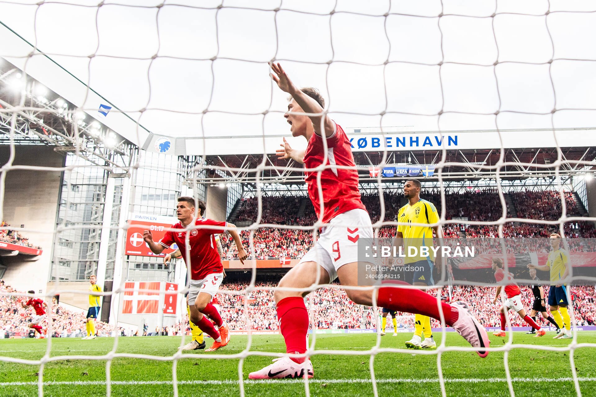 Rasmus Højlund of Denmark celebrate the 1-0 goal  and Isak