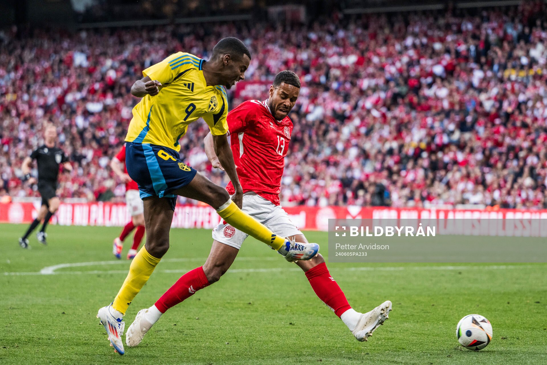 Alexander Isak of Sweden and Mathias Jørgensen of Denmark
