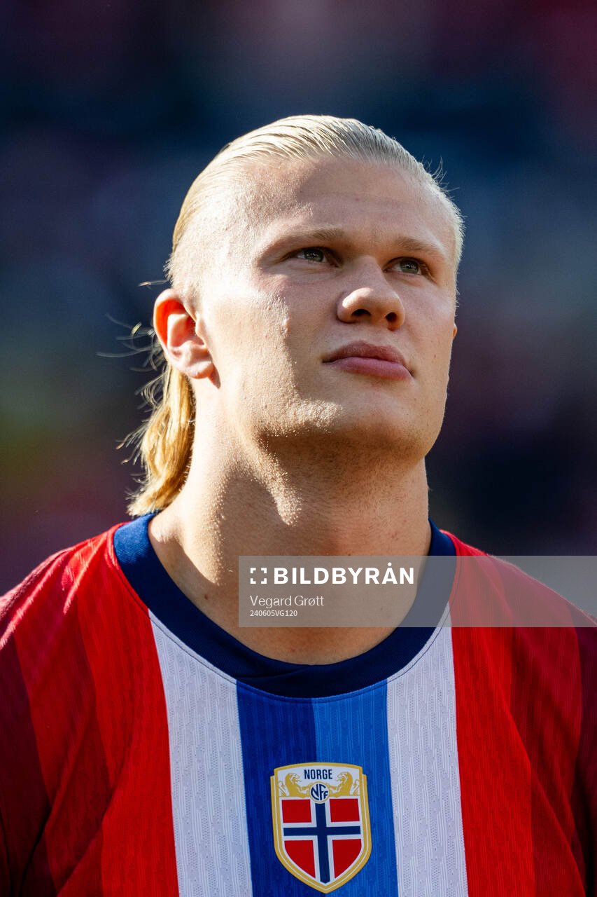 Erling Braut Haaland of Norway line up