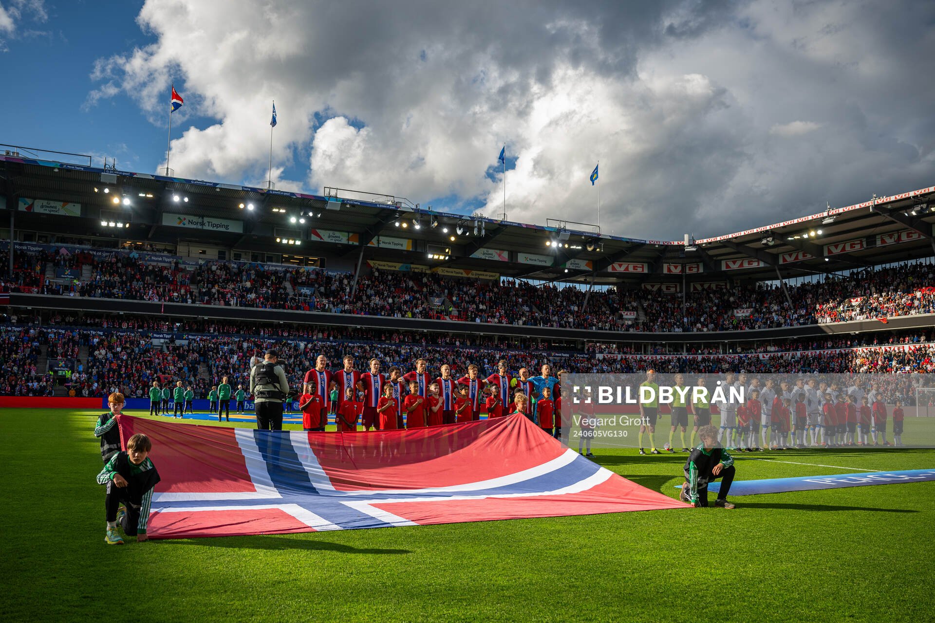 Players of both teams line up