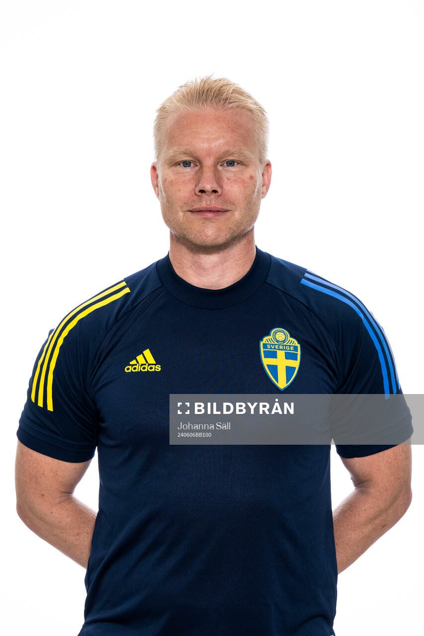 Benny Matsson, tränare, poserar för ett porträtt under en fotografering med det svenska P17-landslaget i fotboll den 6 juni 2024 i Stockholm. 