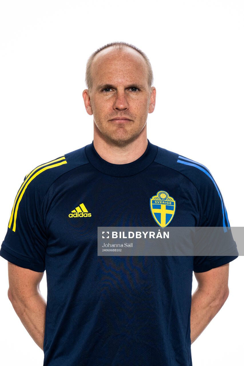 Anders Onsbacke Fysioterapeut, poserar för ett porträtt under en fotografering med det svenska P17-landslaget i fotboll den 6 juni 2024 i Stockholm. 