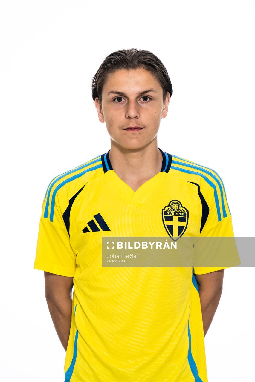 Sebastian Villegas poserar för ett porträtt under en fotografering med det svenska P17-landslaget i fotboll den 6 juni 2024 i Stockholm. 