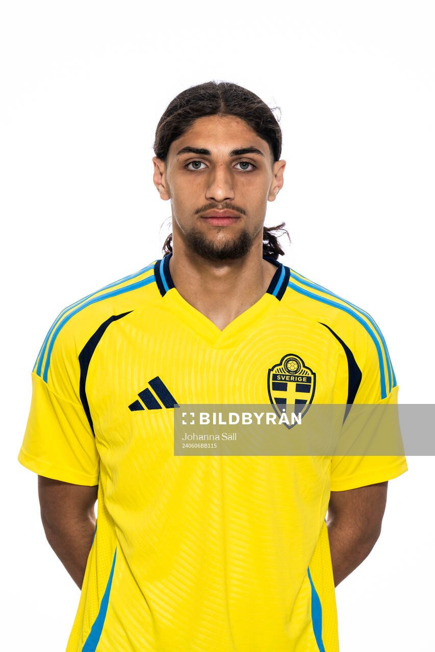 David Isso poserar för ett porträtt under en fotografering med det svenska P17-landslaget i fotboll den 6 juni 2024 i Stockholm. 