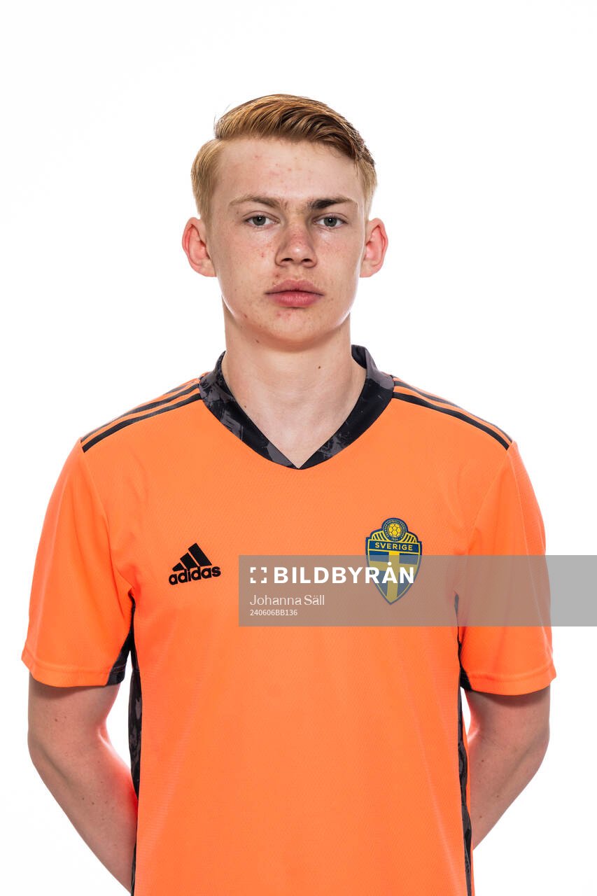 Ivar Steggo Forsse poserar för ett porträtt under en fotografering med det svenska P17-landslaget i fotboll den 6 juni 2024 i Stockholm. 