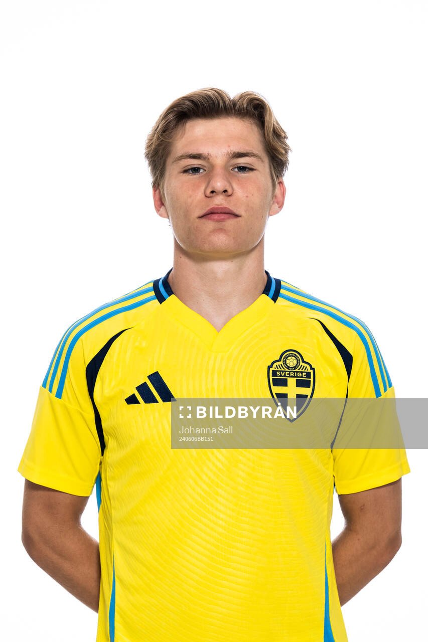 Lukas Johansson poserar för ett porträtt under en fotografering med det svenska P17-landslaget i fotboll den 6 juni 2024 i Stockholm. 