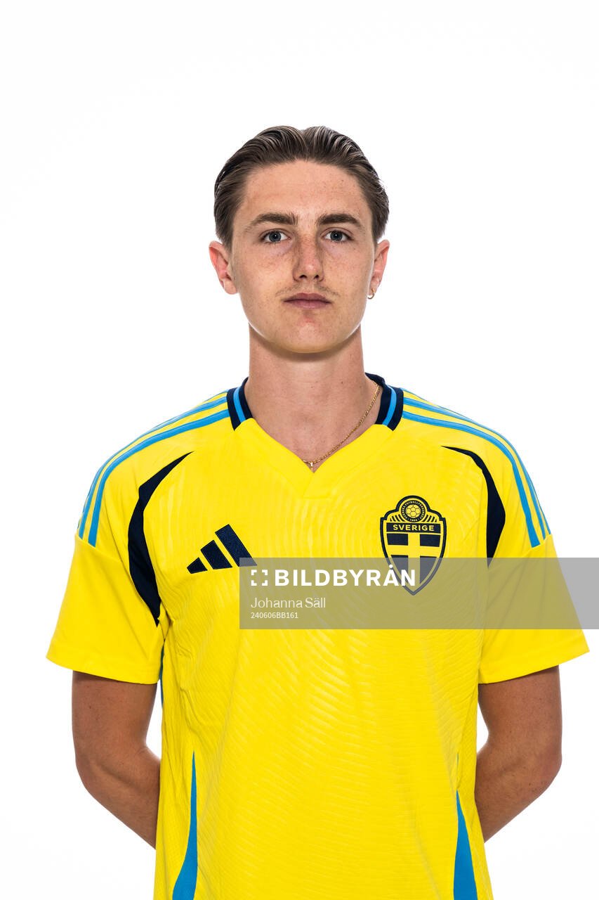 Max Vogele poserar för ett porträtt under en fotografering med det svenska P17-landslaget i fotboll den 6 juni 2024 i Stockholm. 