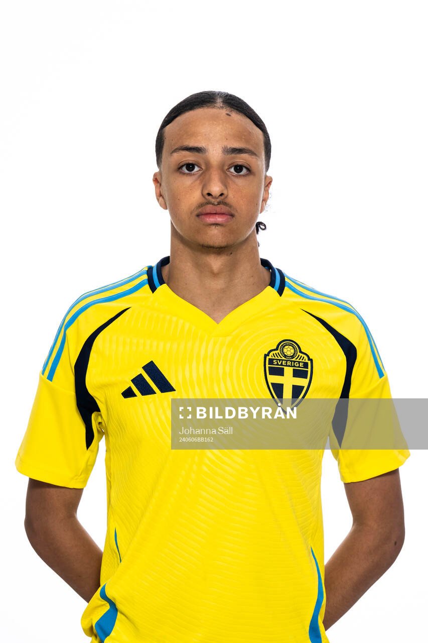 Elias Zemmale poserar för ett porträtt under en fotografering med det svenska P17-landslaget i fotboll den 6 juni 2024 i Stockholm. 