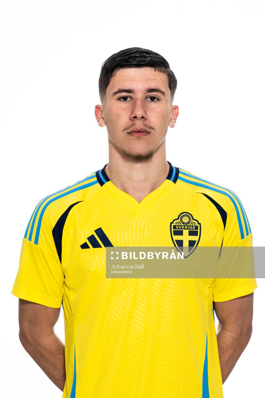Edvin Hadzic poserar för ett porträtt under en fotografering med det svenska P17-landslaget i fotboll den 6 juni 2024 i Stockholm. 