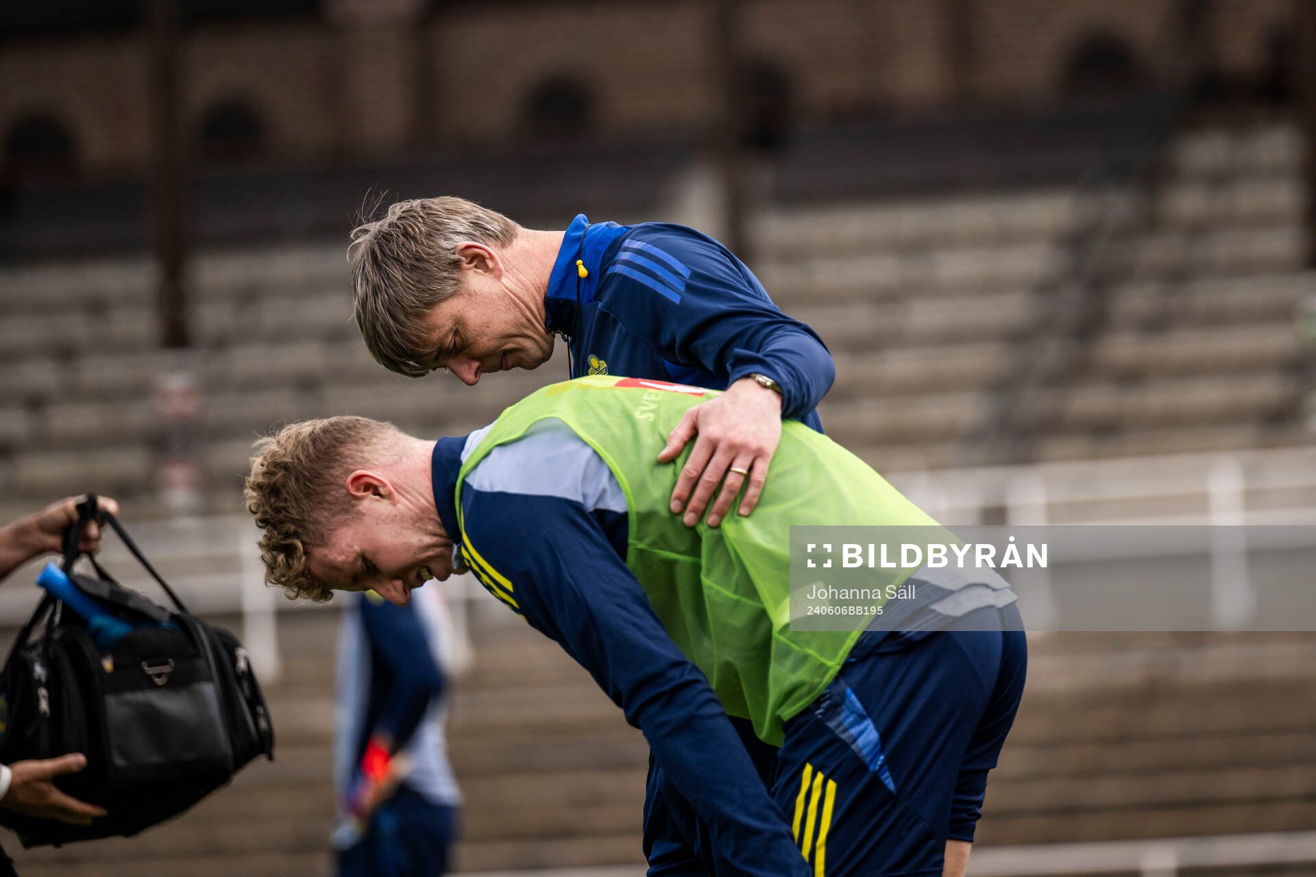 Samuel Gustafson and Head coach Jon Dahl Tomasson of the