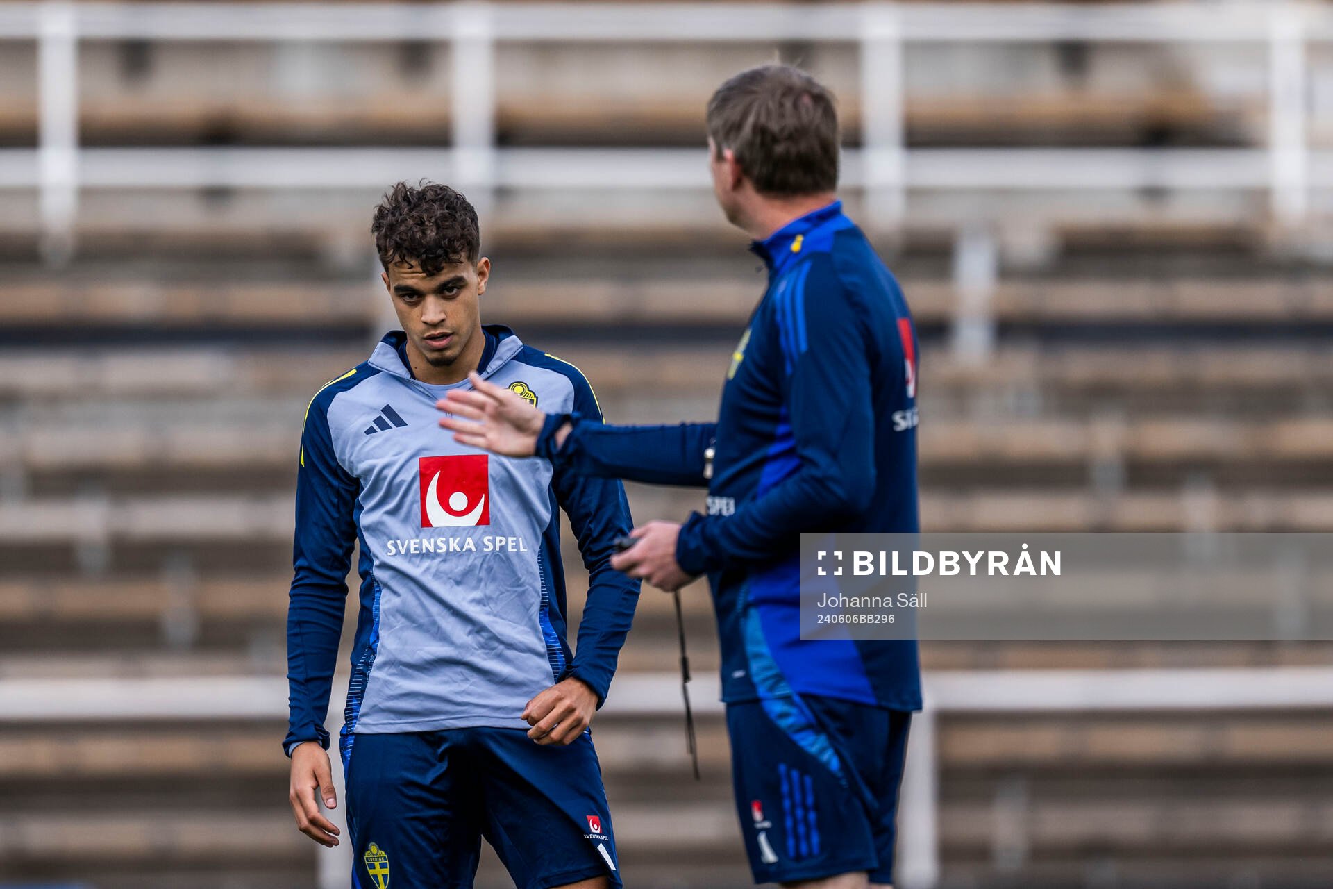 Yasin Ayari and Head coach Jon Dahl Tomasson of the Swedish