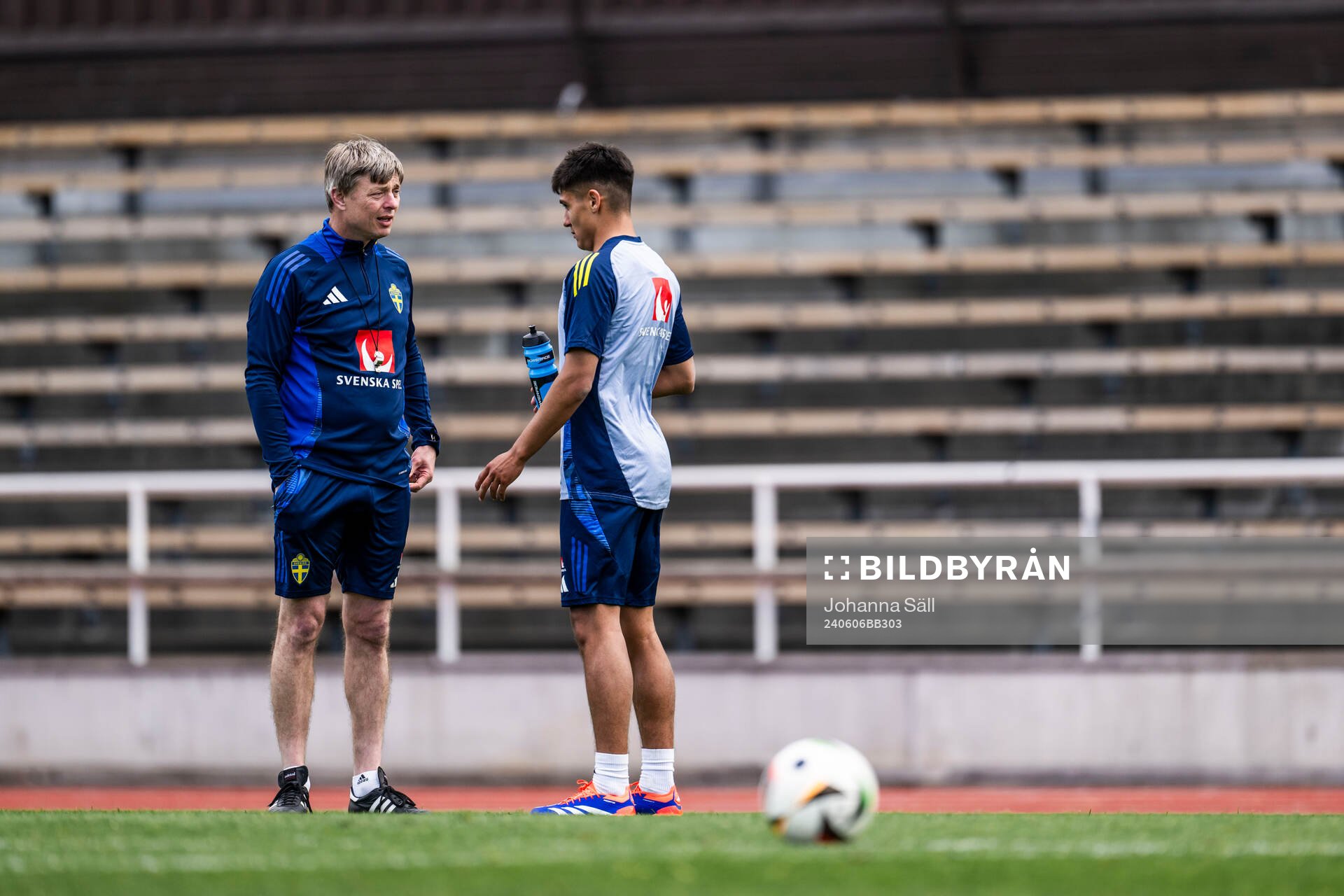Head coach Jon Dahl Tomasson and Matteo Perez Vinlöf of