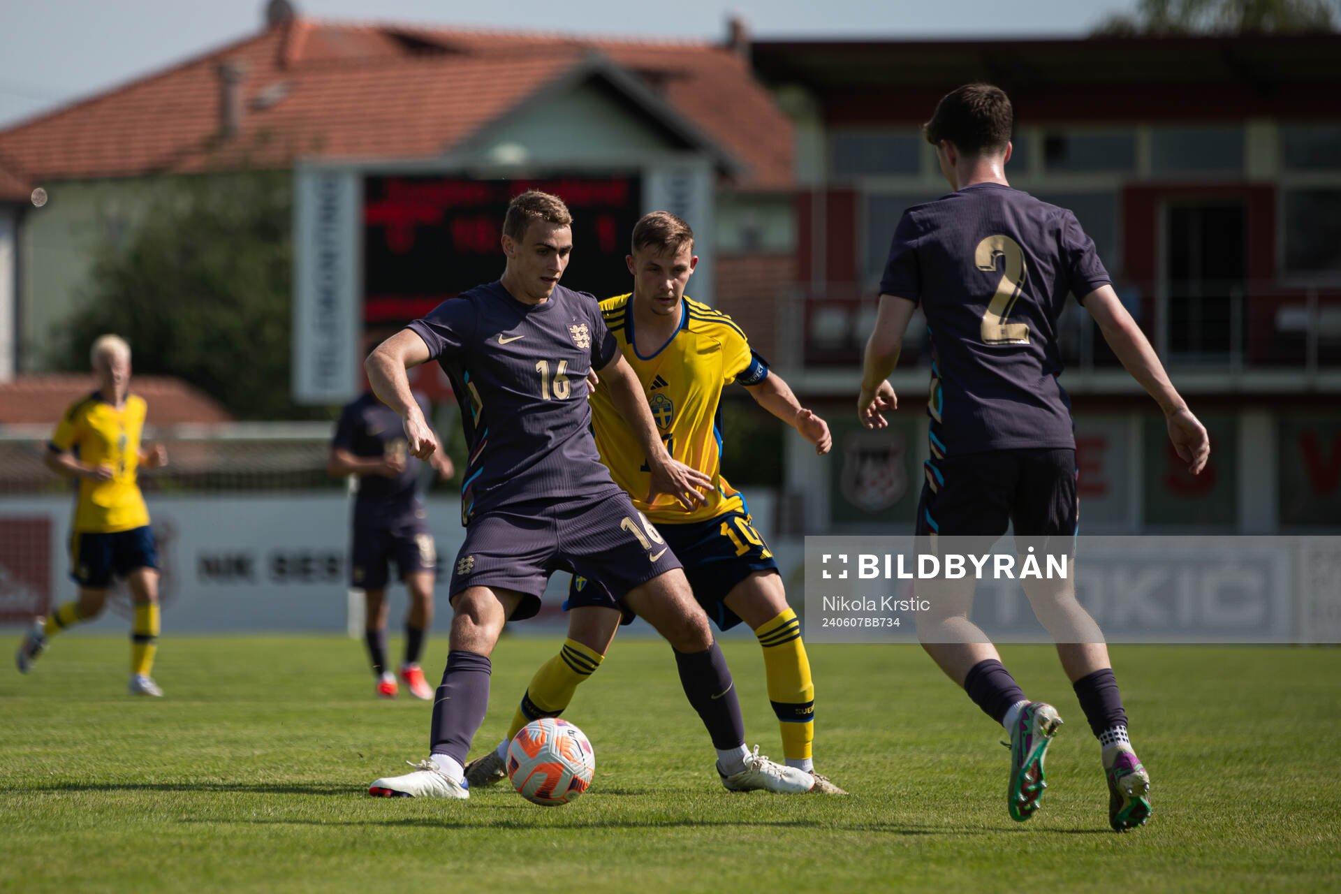 Noel Buck of England and Jacob Ondrejka of Swedenduring the