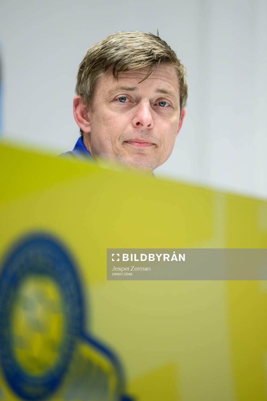 Head coach Jon Dahl Tomasson of the Swedish men's national
