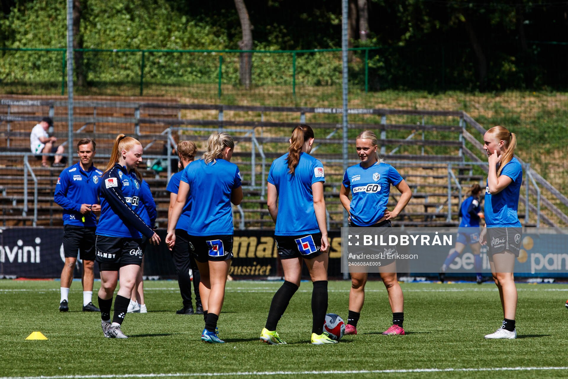 Växjö DFFs spelare värmer upp