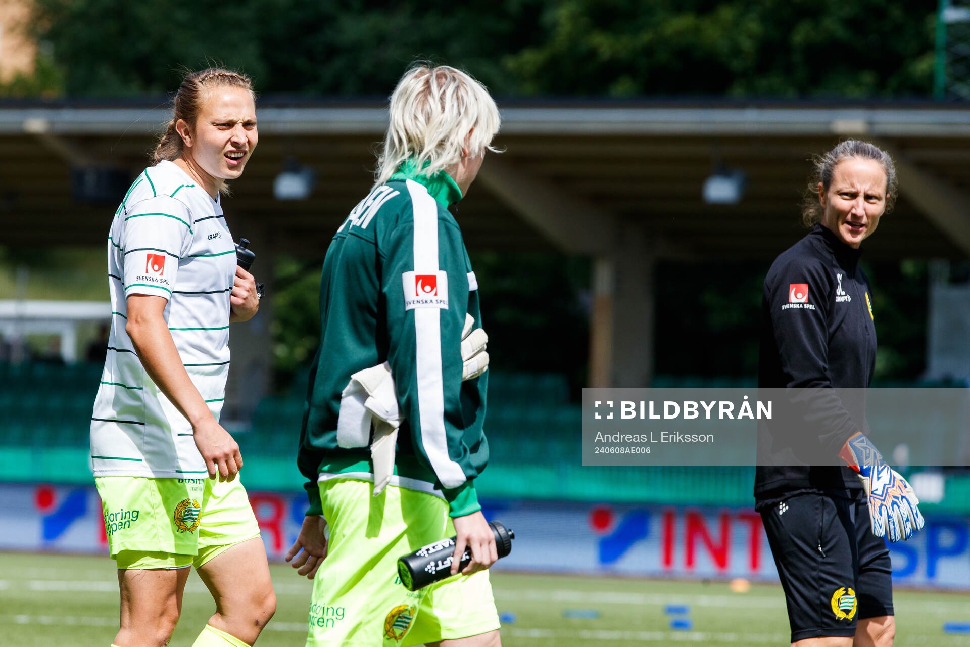 Hammarbys målvakt Anna Tamminen, Moa Edrud och