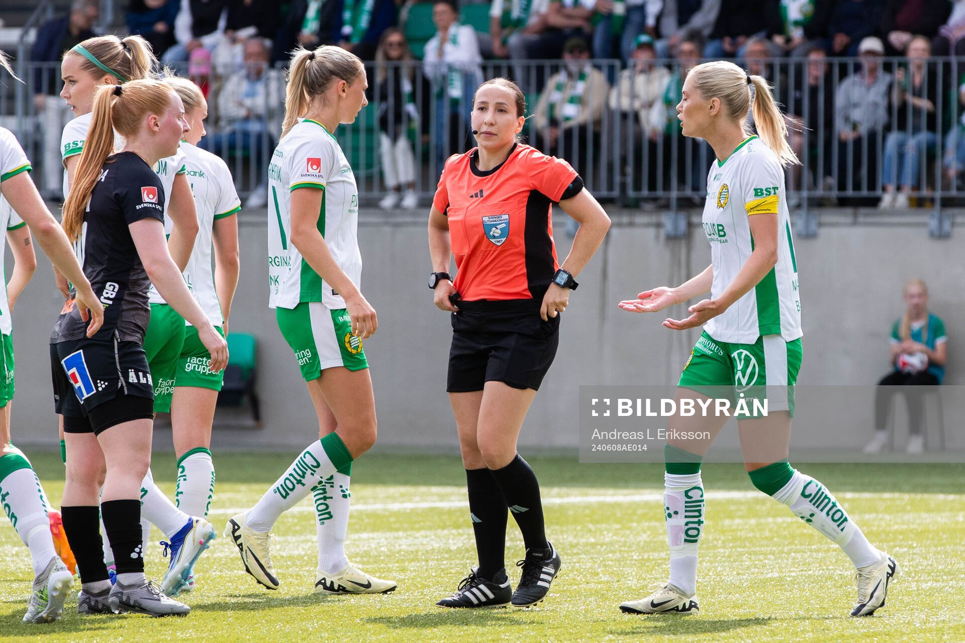 Hammarbys Ellen Wangerheim och Alice Carlsson reagerar mot