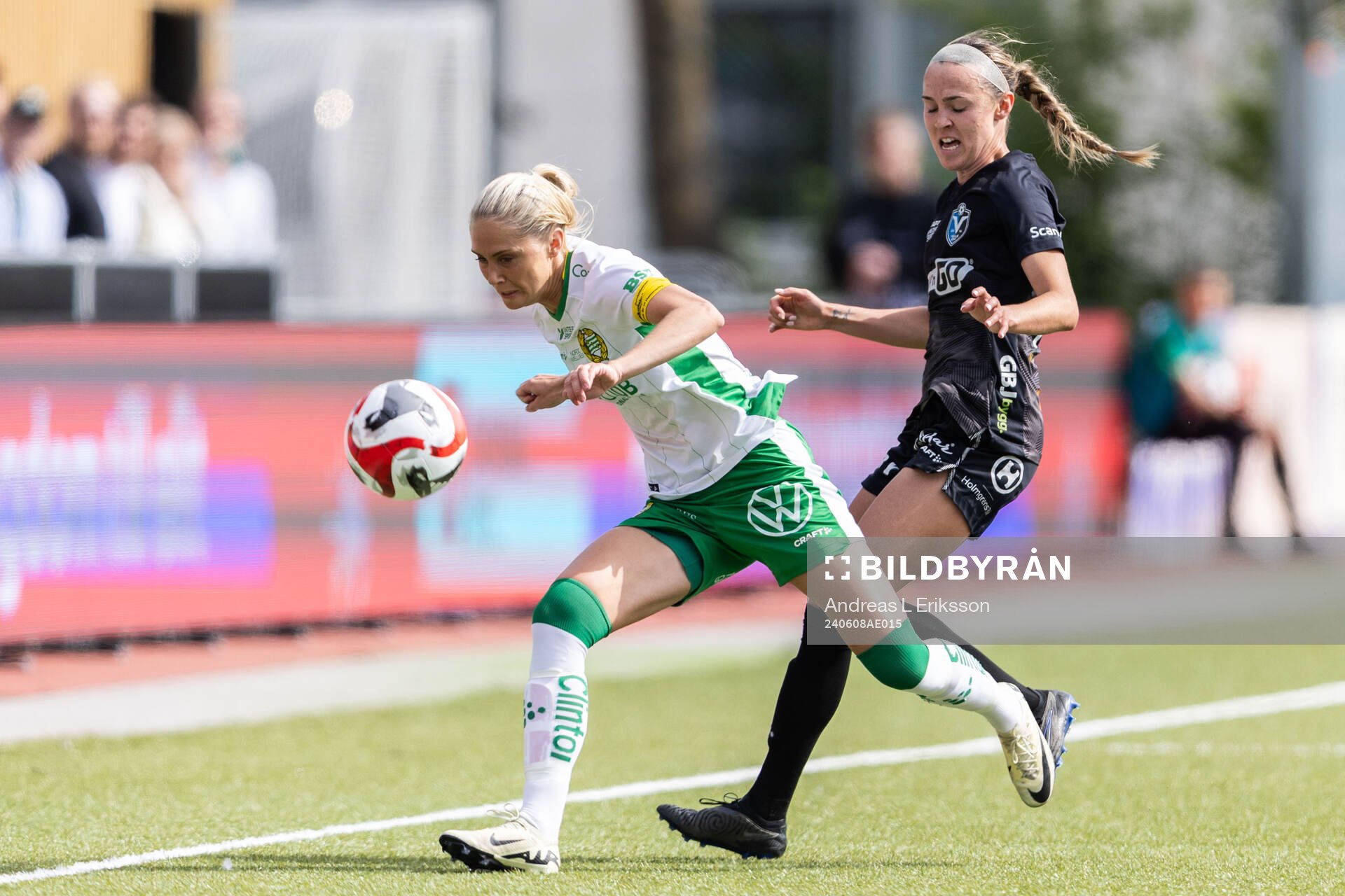 Hammarbys Alice Carlsson och Växjö DFFs Larkin Russel under fotbollsmatchen i Damallsvenskan mellan Hammarby och Växjö DFF den 8 juni 2024 i Stockholm.