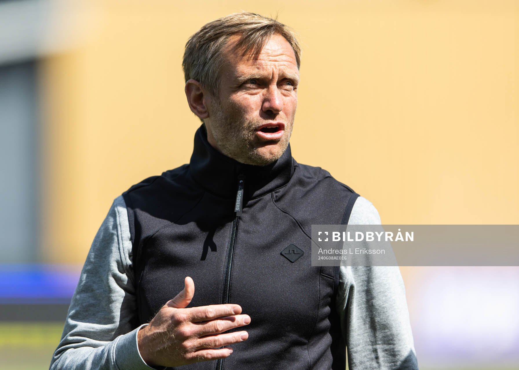 Hammarbys tränare Martin Sjögren innan fotbollsmatchen i Damallsvenskan mellan Hammarby och Växjö DFF den 8 juni 2024 i Stockholm.
