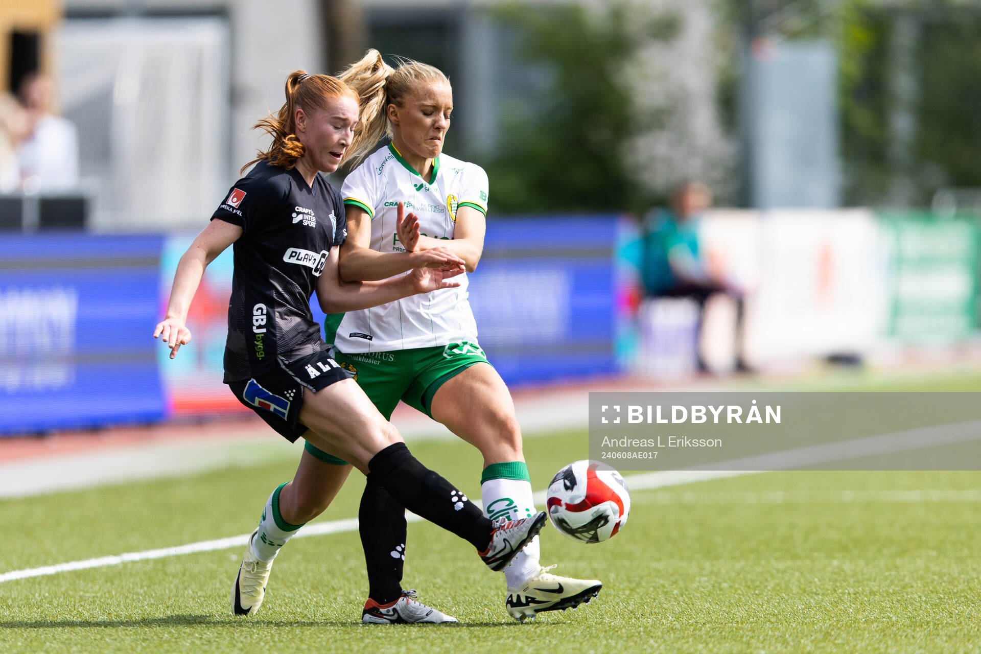 Växjö DFFs Tilde Johansson och Hammarbys Smilla Holmberg