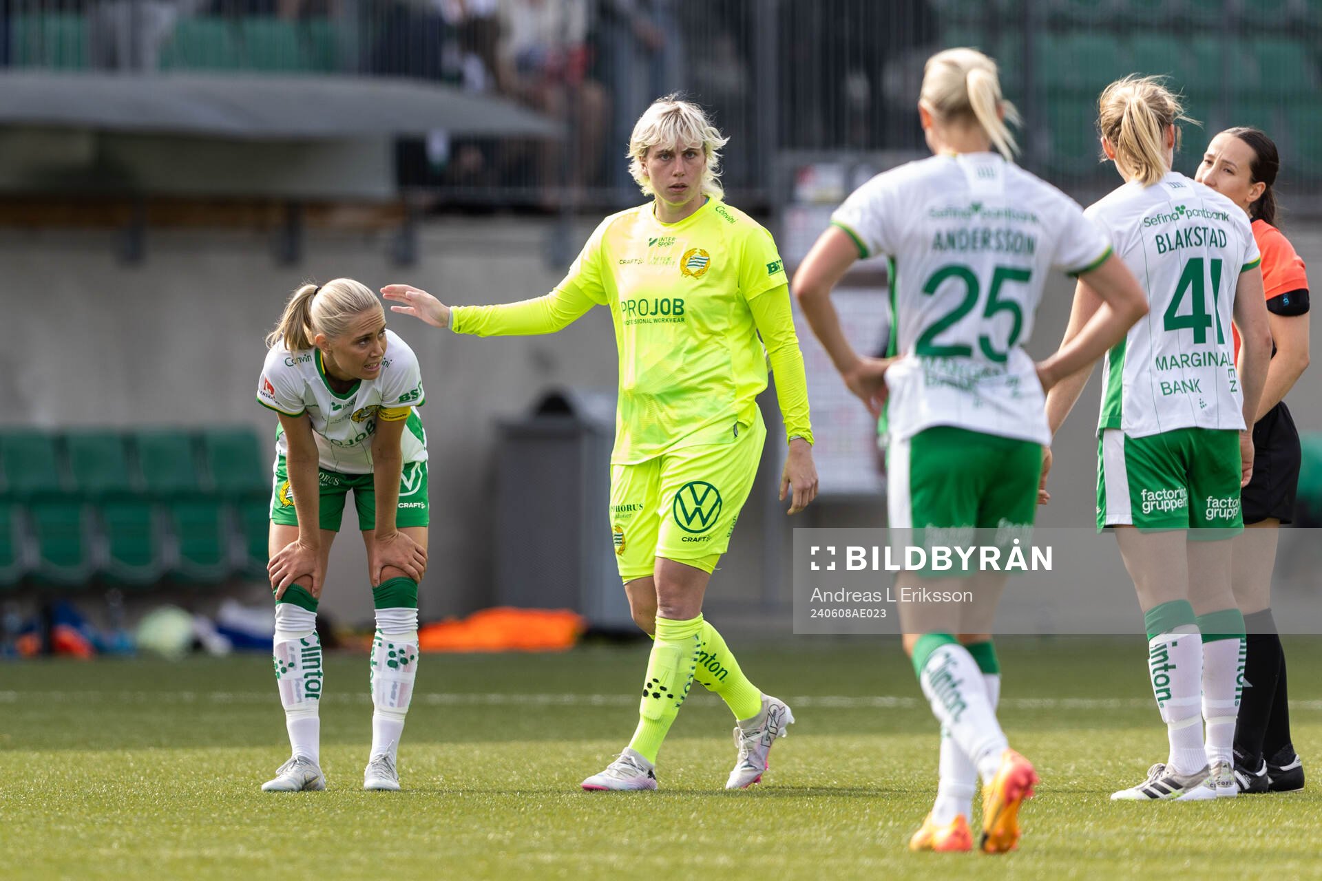 Hammarbys Alice Carlsson och målvakt Moa Edrud deppar