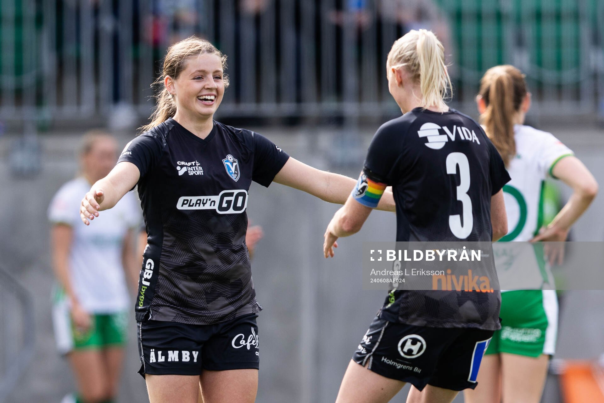 Växjö DFFs Emma Holmqvist och Emma Pennsäter jublar efter fotbollsmatchen i Damallsvenskan mellan Hammarby och Växjö DFF den 8 juni 2024 i Stockholm.