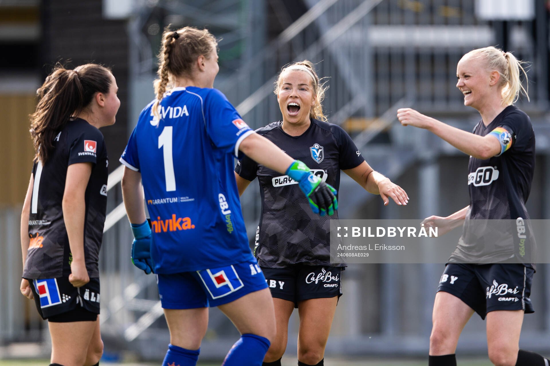 Växjö DFFs spelare jublar