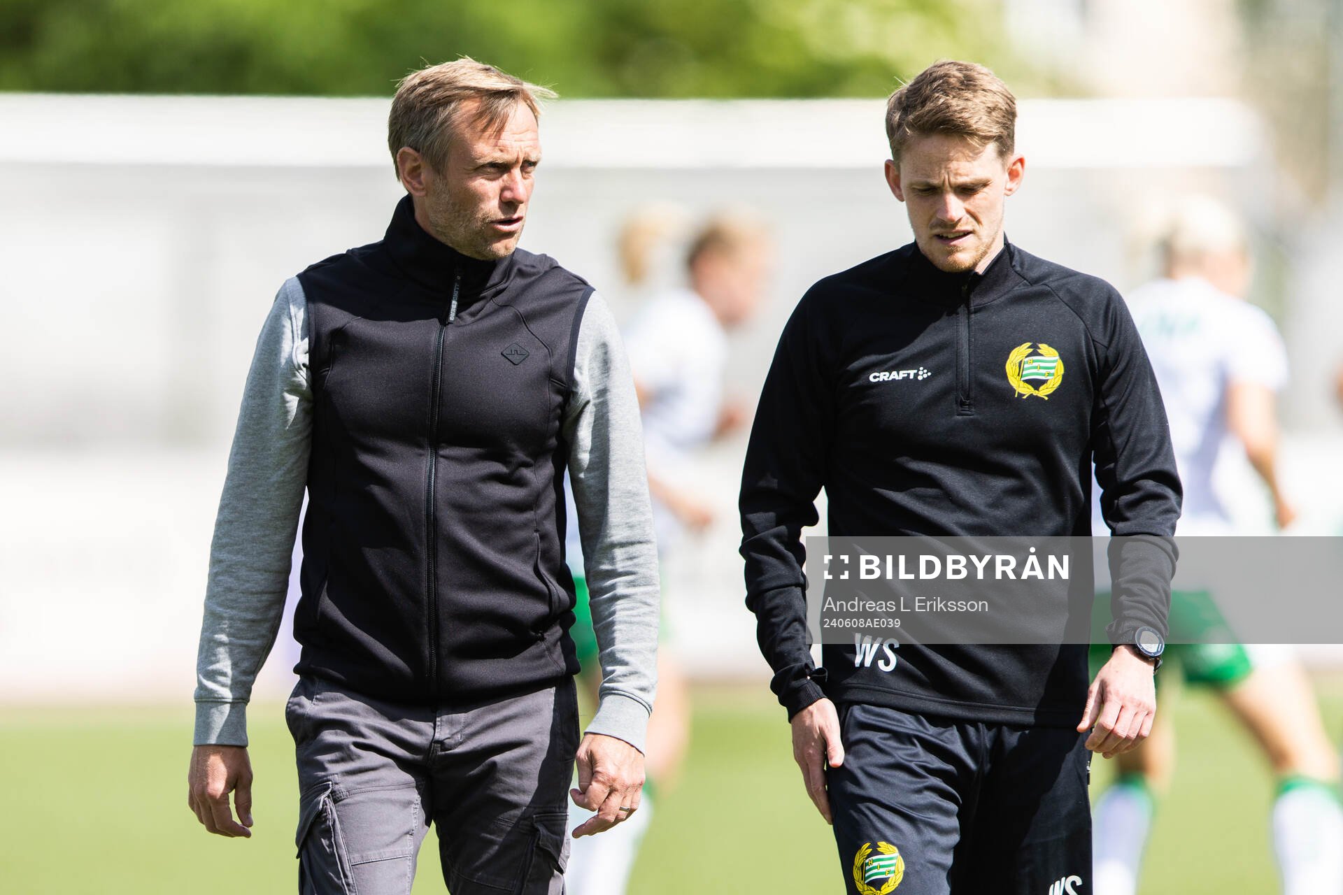 Hammarbys tränare Martin Sjögren och assisterande tränare William Strömberg innan fotbollsmatchen i Damallsvenskan mellan Hammarby och Växjö DFF den 8 juni 2024 i Stockholm.